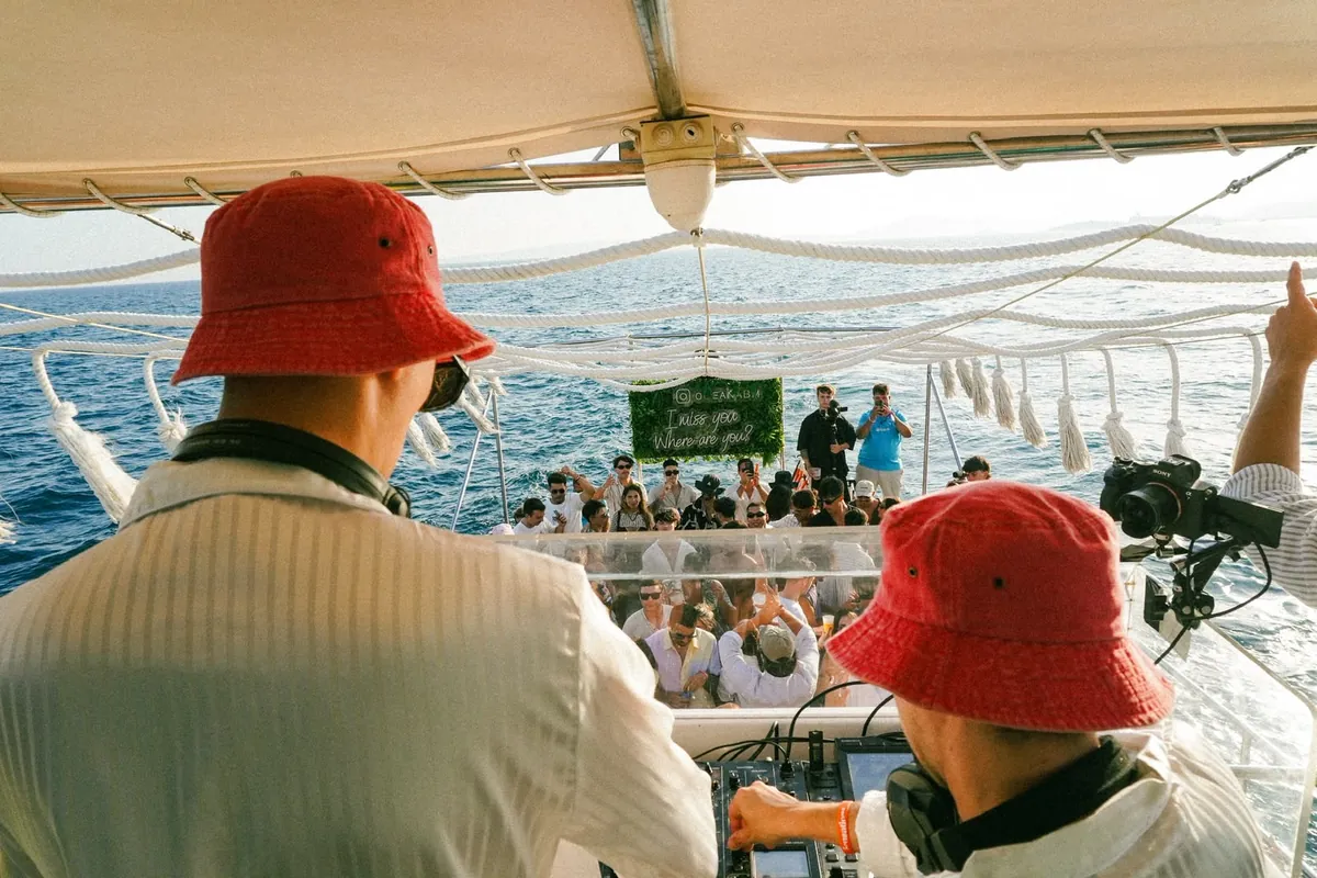 Pijama Bros en una fiesta en barco por el Mediterráneo