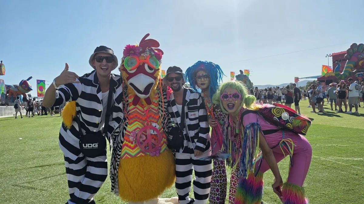 Pijama Bros en elrow Mallorca con los personajes del festival